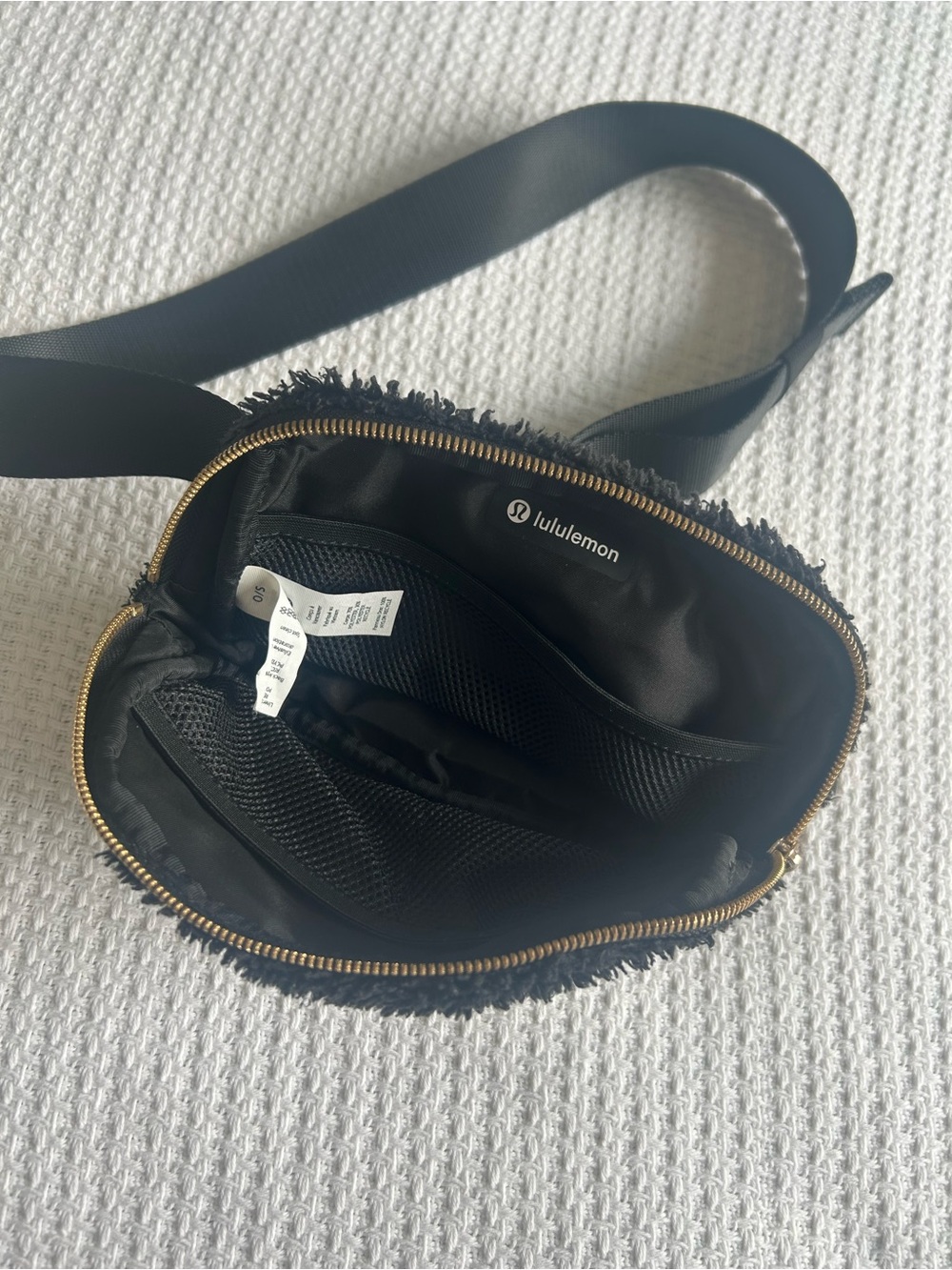 lululemon athletica Black Sherpa Crossbody Belt Bag - Picture 3 of 3